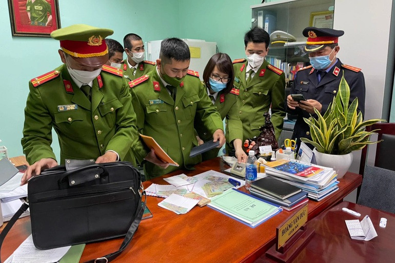 Vụ bắt Giám đốc, Kế toán trưởng CDC Thừa Thiên Huế: Thu giữ nhiều tiền mặt - 1 Vụ bắt Giám đốc, Kế toán trưởng CDC Thừa Thiên Huế: Thu giữ nhiều tiền mặt