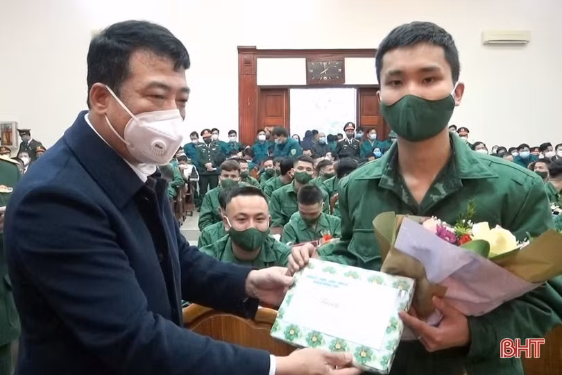 Hà Tĩnh tổ chức lễ giao nhận quân nhanh gọn, đảm bảo an toàn