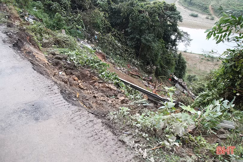 Khó khăn trong cứu hộ xe đầu kéo rơi xuống vực trên QL 8 ở Hà Tĩnh