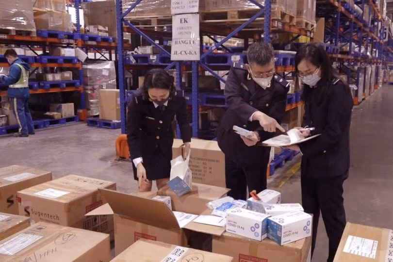 Hà Tĩnh: Thu giữ 900 bộ kit test COVID-19 vận chuyển qua Cửa khẩu Cầu Treo