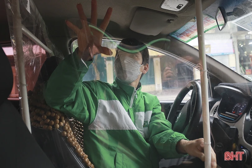 Xe taxi ở Hà Tĩnh trang bị vách ngăn để đảm bảo an toàn phòng dịch COVID-19