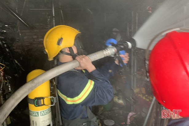 Kịp thời khống chế đám cháy tại cửa hàng đồ điện ở TX Hồng Lĩnh