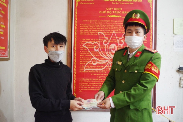 Hà Tĩnh: Nhặt được 12 triệu đồng, người đàn ông đến công an để tìm người trả lại