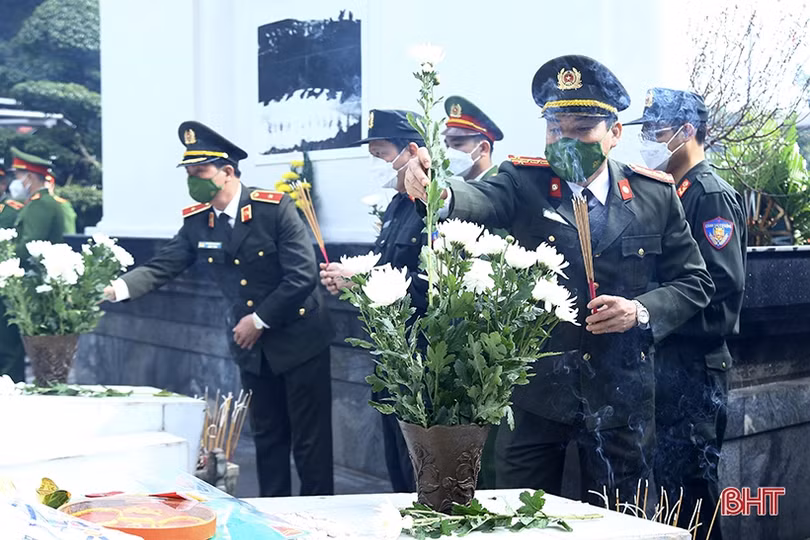 Thứ trưởng Bộ Công an dâng hương tại các địa chỉ đỏ ở Hà Tĩnh
