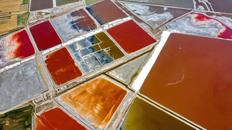 Xiechi cũng là một hồ “lưu vực kín”, khi nước hồ không hề chảy ra sông hoặc đại dương Bí mật ẩn giấu trong “Biển Chết” rực rỡ sắc màu