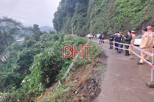 Hà Tĩnh: Xe đầu kéo rơi xuống vực trên quốc lộ 8