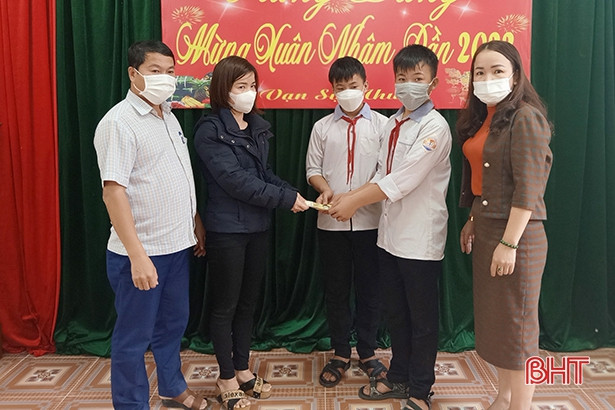 Anh em sinh đôi nhặt được số tiền lớn, tìm người trả lại