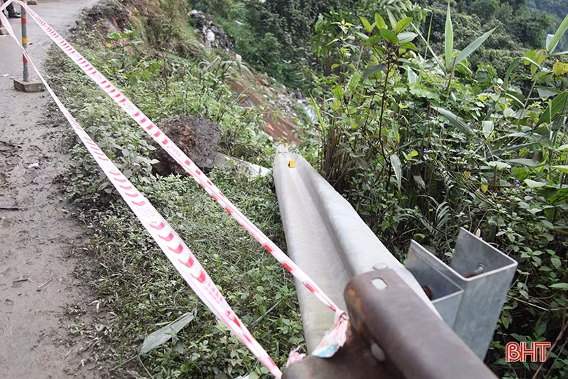 Khó khăn trong cứu hộ xe đầu kéo rơi xuống vực trên QL 8 ở Hà Tĩnh