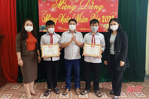 Anh em sinh đôi nhặt được số tiền lớn, tìm người trả lại