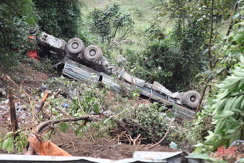 Khó khăn trong cứu hộ xe đầu kéo rơi xuống vực trên QL 8 ở Hà Tĩnh