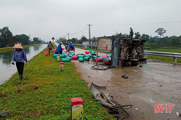 Bình gas rơi vãi giữa đường sau vụ xe tải va chạm ôtô con ở Cẩm Xuyên