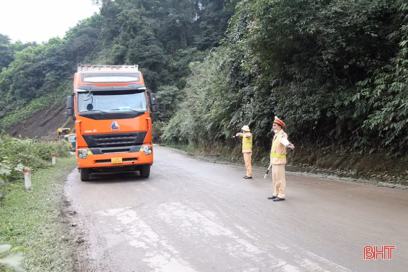 Khó khăn trong cứu hộ xe đầu kéo rơi xuống vực trên QL 8 ở Hà Tĩnh