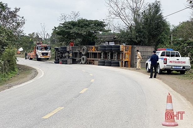 Không làm chủ tốc độ, xe container lật ngang trên quốc lộ ở Hà Tĩnh