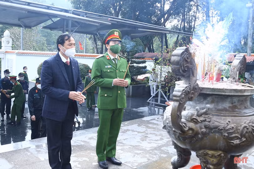 Thứ trưởng Bộ Công an dâng hương tại các địa chỉ đỏ ở Hà Tĩnh