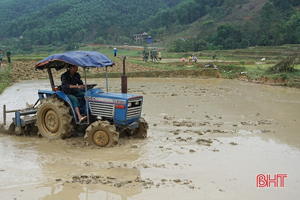 Đồng bào dân tộc Chứt xuống đồng cấy lúa vụ xuân