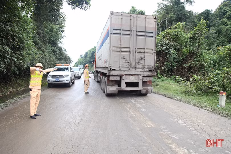 Khó khăn trong cứu hộ xe đầu kéo rơi xuống vực trên QL 8 ở Hà Tĩnh