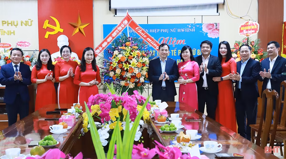Lãnh đạo tỉnh Hà Tĩnh chúc mừng Hội Liên hiệp phụ nữ tỉnh