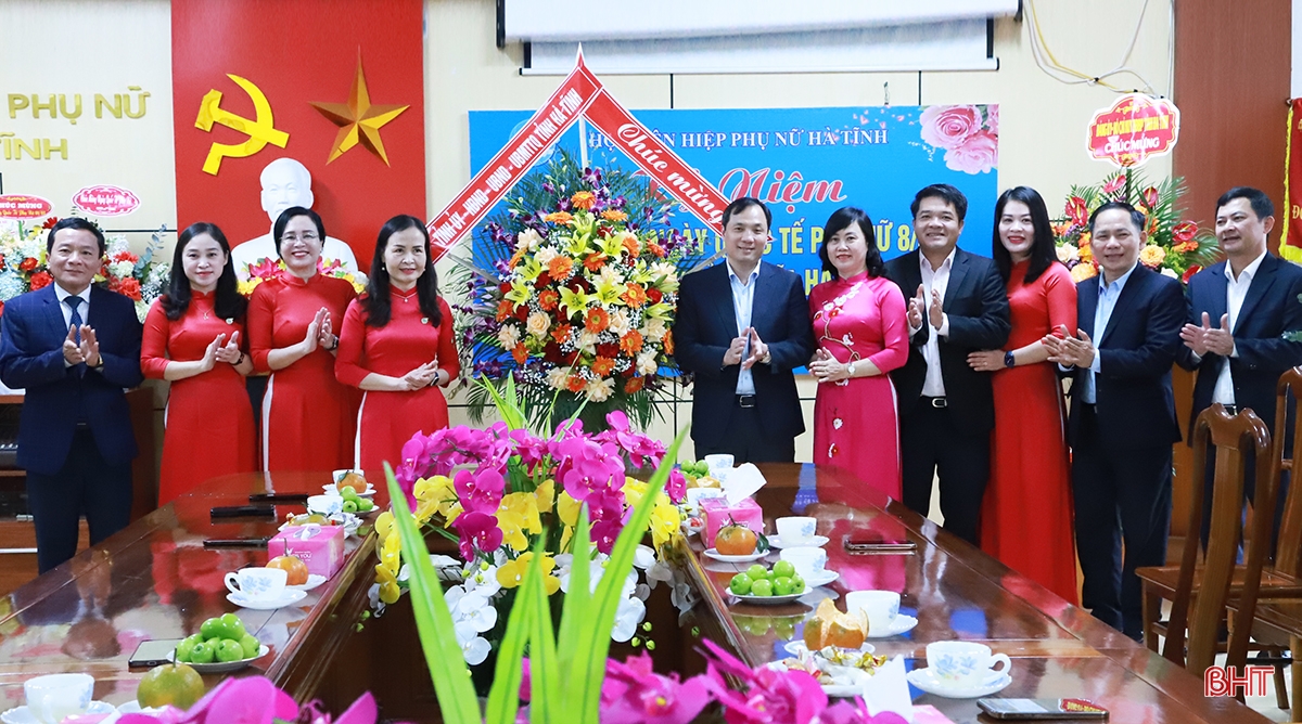 Lãnh đạo tỉnh Hà Tĩnh chúc mừng Hội Liên hiệp phụ nữ tỉnh