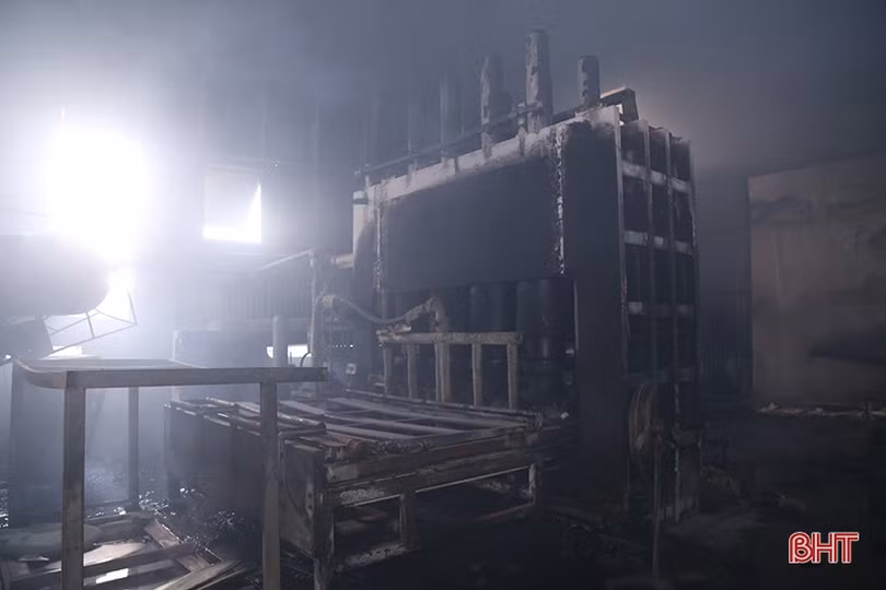 Tan hoang bên trong cơ sở gỗ công nghiệp bị cháy ở Hà Tĩnh