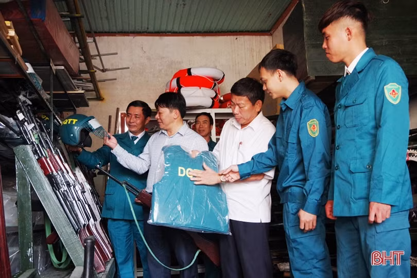 Chiến sĩ dân quân huấn luyện giỏi, làm giàu từ nghề mộc