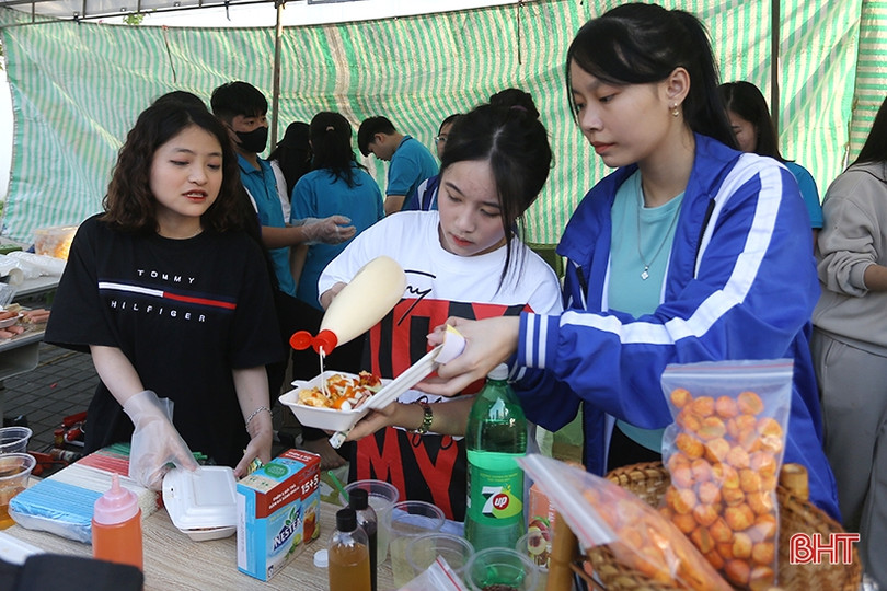 Rộn ràng “Phiên chợ mùa xuân 2024” ở Trường Phổ thông liên cấp Albert Einstein