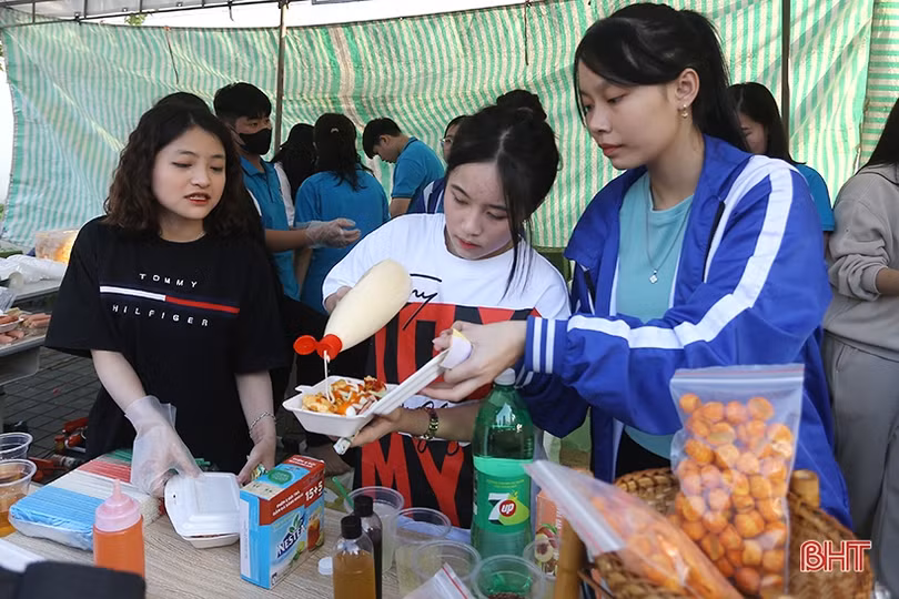 Rộn ràng “Phiên chợ mùa xuân 2024” ở Trường Phổ thông liên cấp Albert Einstein