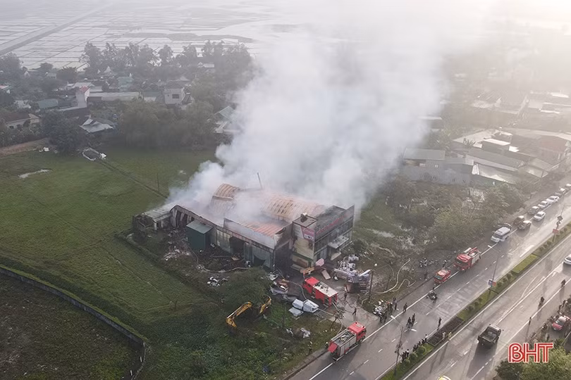 Tan hoang bên trong cơ sở gỗ công nghiệp bị cháy ở Hà Tĩnh