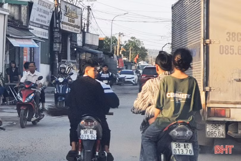 Nhiều học sinh Hà Tĩnh thản nhiên đầu trần, “kẹp ba tham gia giao thông