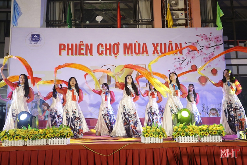 Rộn ràng “Phiên chợ mùa xuân 2024” ở Trường Phổ thông liên cấp Albert Einstein