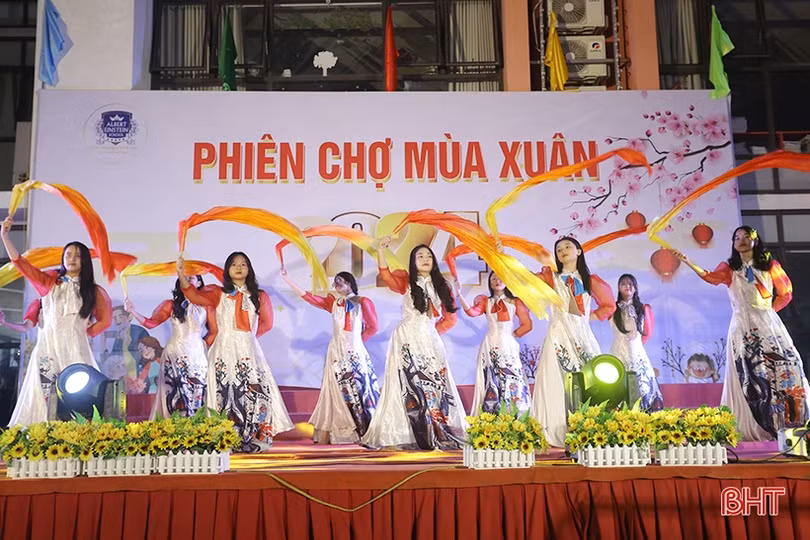Rộn ràng “Phiên chợ mùa xuân 2024” ở Trường Phổ thông liên cấp Albert Einstein