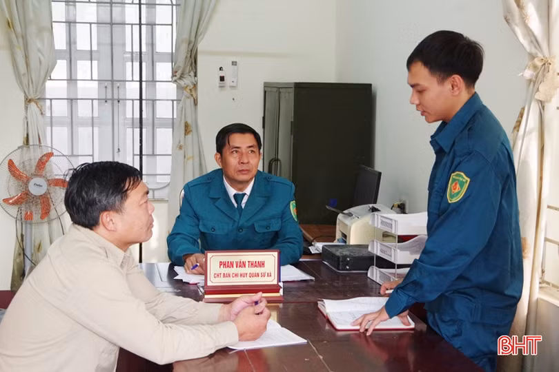 Chiến sĩ dân quân huấn luyện giỏi, làm giàu từ nghề mộc