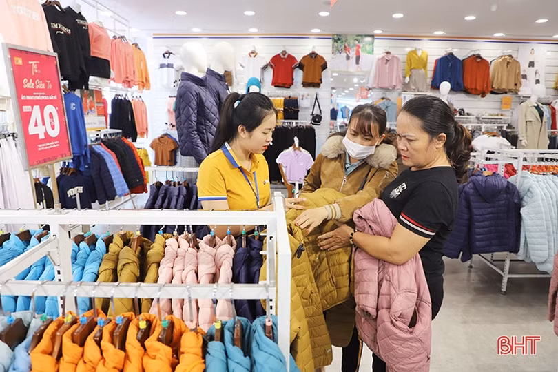 Nhiều shop thời trang ở Hà Tĩnh ế ẩm khi “mùa đông không lạnh”