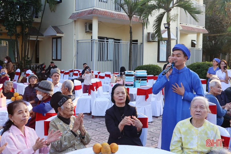 A Páo hát tại Trung tâm Điều dưỡng người có công Hà Tĩnh