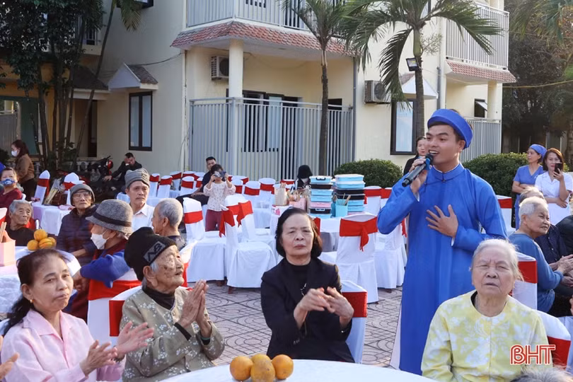 A Páo hát tại Trung tâm Điều dưỡng người có công Hà Tĩnh