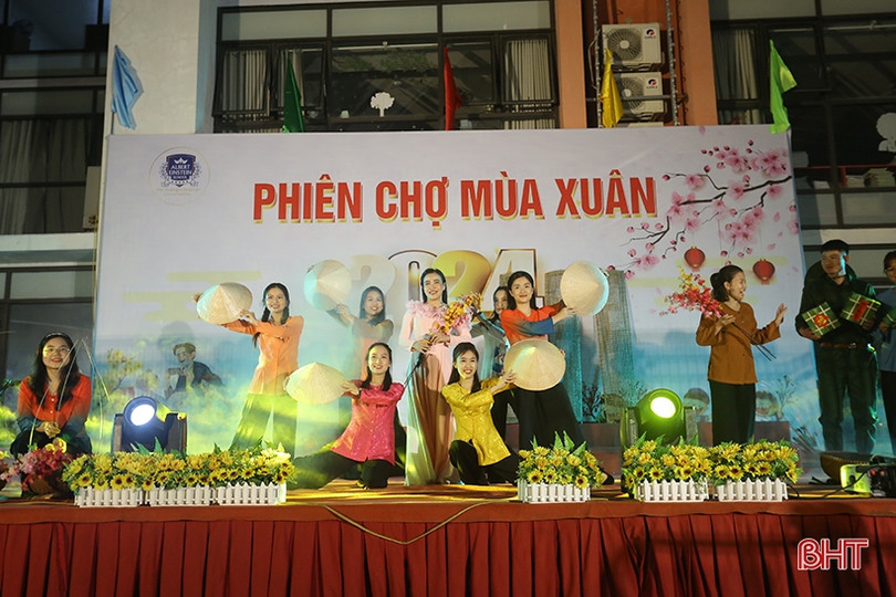 Rộn ràng “Phiên chợ mùa xuân 2024” ở Trường Phổ thông liên cấp Albert Einstein