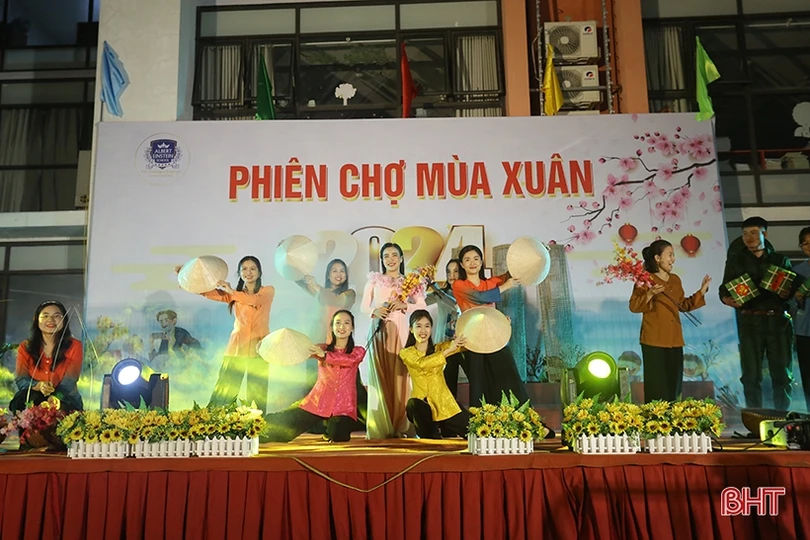 Rộn ràng “Phiên chợ mùa xuân 2024” ở Trường Phổ thông liên cấp Albert Einstein