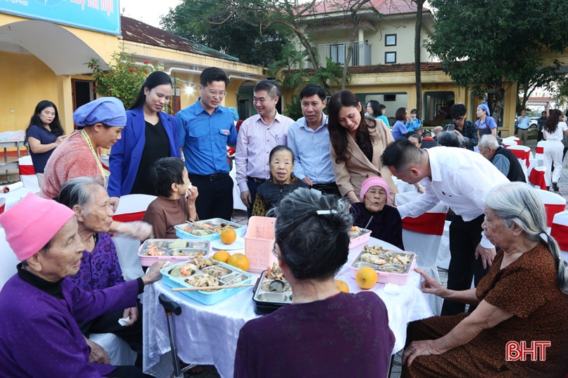 A Páo hát tại Trung tâm Điều dưỡng người có công Hà Tĩnh