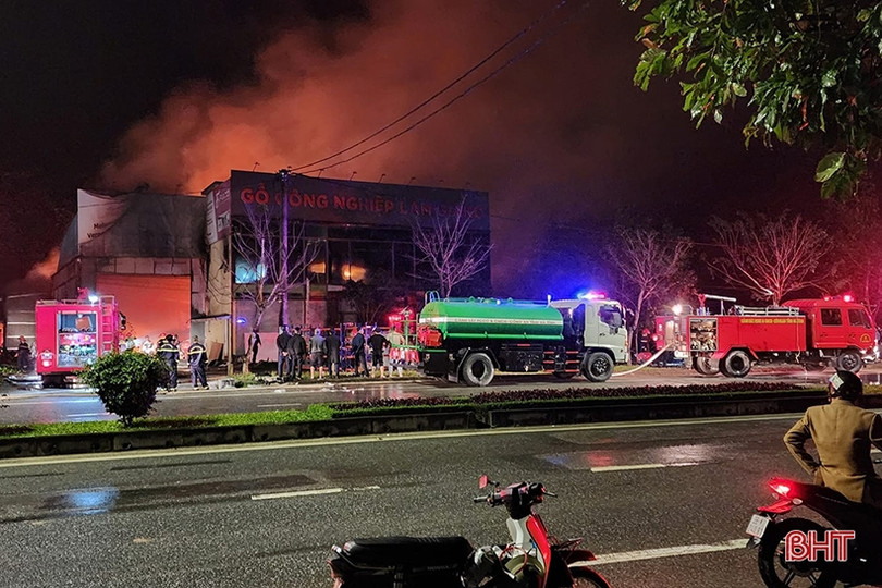 Cháy xưởng gỗ công nghiệp ở Hà Tĩnh lúc nửa đêm