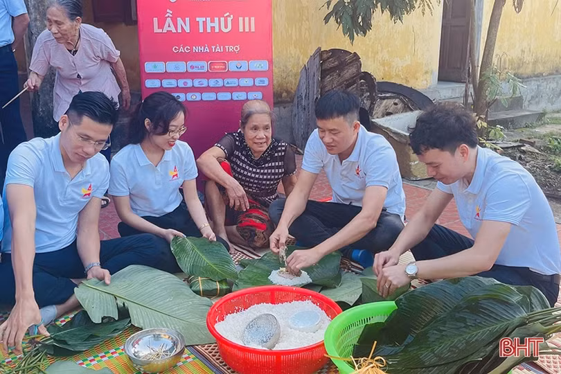 Gói bánh chưng tết cùng các cụ tại Trung tâm Bảo trợ xã hội Hà Tĩnh