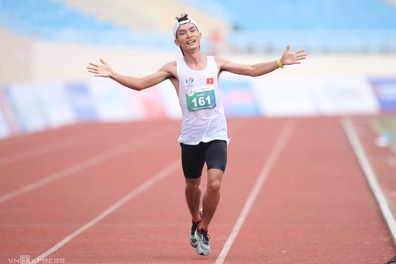 Hoàng Nguyên Thanh phá kỷ lục marathon tồn tại 21 năm
