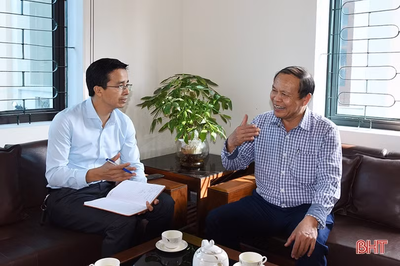 Ông Trần Bá Hoành - Chủ tịch UBND xã Lưu Vĩnh Sơn (bên phải) trao đổi về một số nhiệm vụ phát triển kinh tế - xã hội của địa phương.