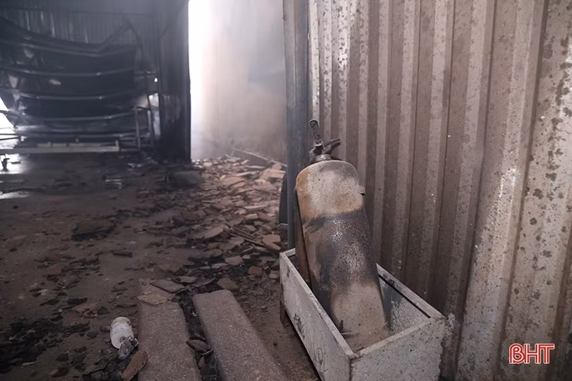 Tan hoang bên trong cơ sở gỗ công nghiệp bị cháy ở Hà Tĩnh