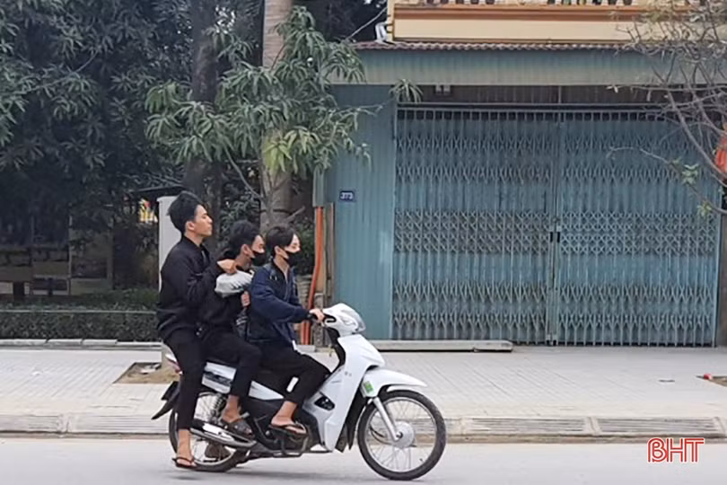 Nhiều học sinh Hà Tĩnh thản nhiên đầu trần, “kẹp ba tham gia giao thông