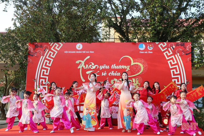 A Páo hát tại Trung tâm Điều dưỡng người có công Hà Tĩnh