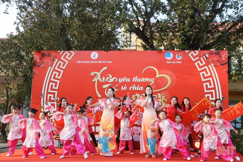 A Páo hát tại Trung tâm Điều dưỡng người có công Hà Tĩnh