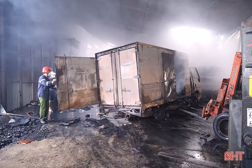 Tan hoang bên trong cơ sở gỗ công nghiệp bị cháy ở Hà Tĩnh