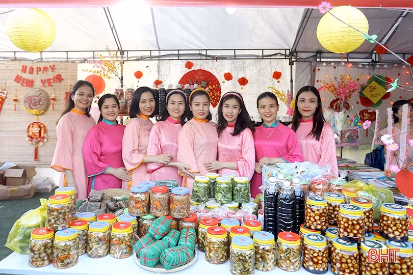 Rộn ràng “Phiên chợ mùa xuân 2024” ở Trường Phổ thông liên cấp Albert Einstein