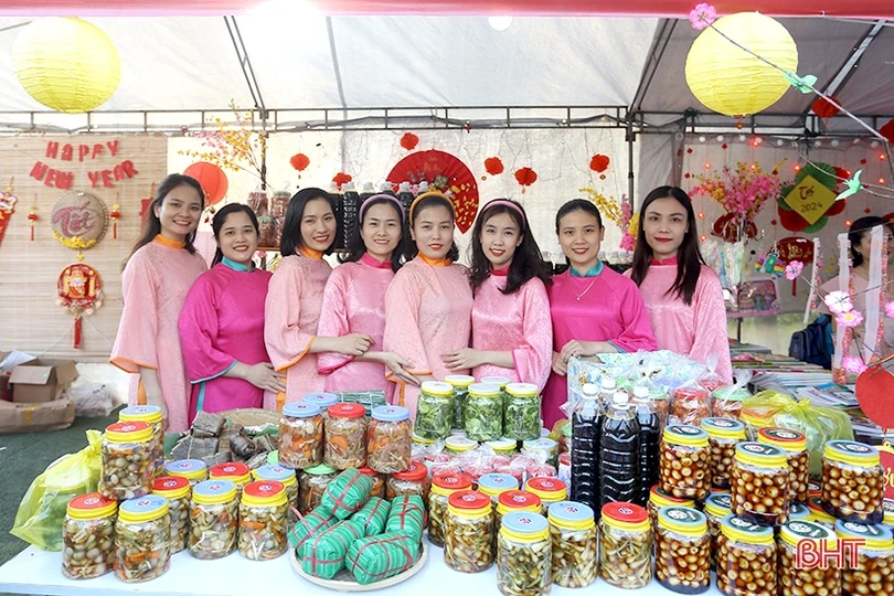 Rộn ràng “Phiên chợ mùa xuân 2024” ở Trường Phổ thông liên cấp Albert Einstein