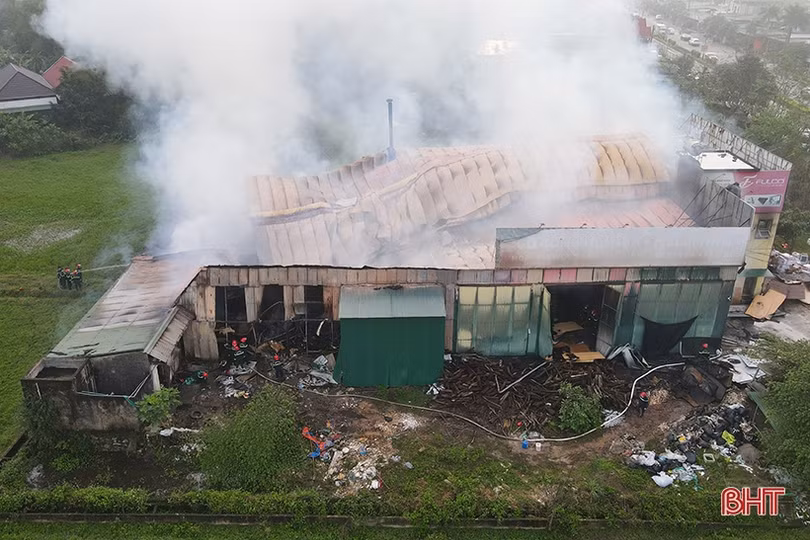 Tan hoang bên trong cơ sở gỗ công nghiệp bị cháy ở Hà Tĩnh