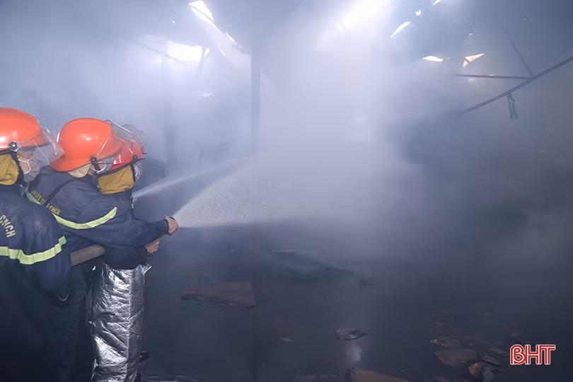 Tan hoang bên trong cơ sở gỗ công nghiệp bị cháy ở Hà Tĩnh